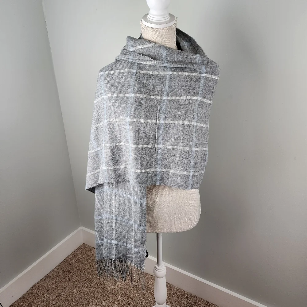 Banana Republic Women's Scarf or Wrap. Fringed Hem. Very Versatile. One Size